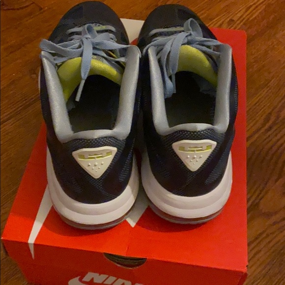 LeBron Nike sneakers - Picture 3 of 5